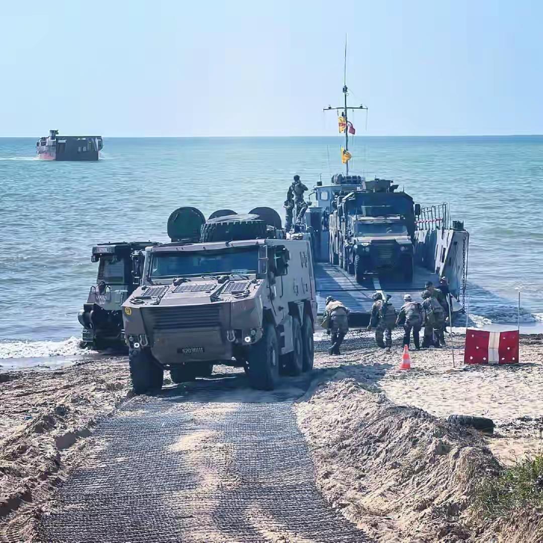 法式军事装备渡河演练