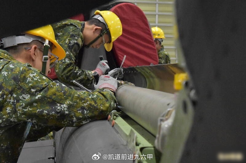 台海局势 进厂定检中的台军AH-1W眼镜蛇武装直升机。这玩意当年也算你鳖渡海登陆