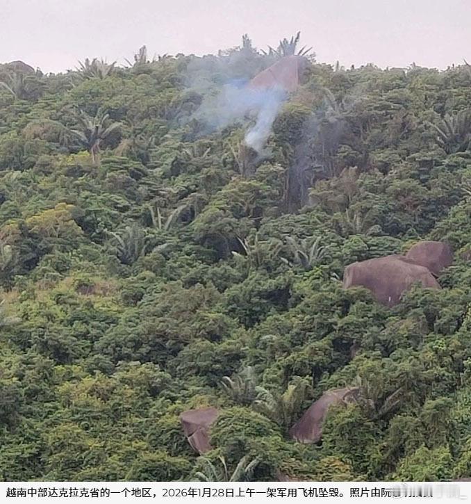 越军一架雅克-130教练机今天清晨在达拉克省的山区坠毁，飞行员弹射逃生，受伤后被