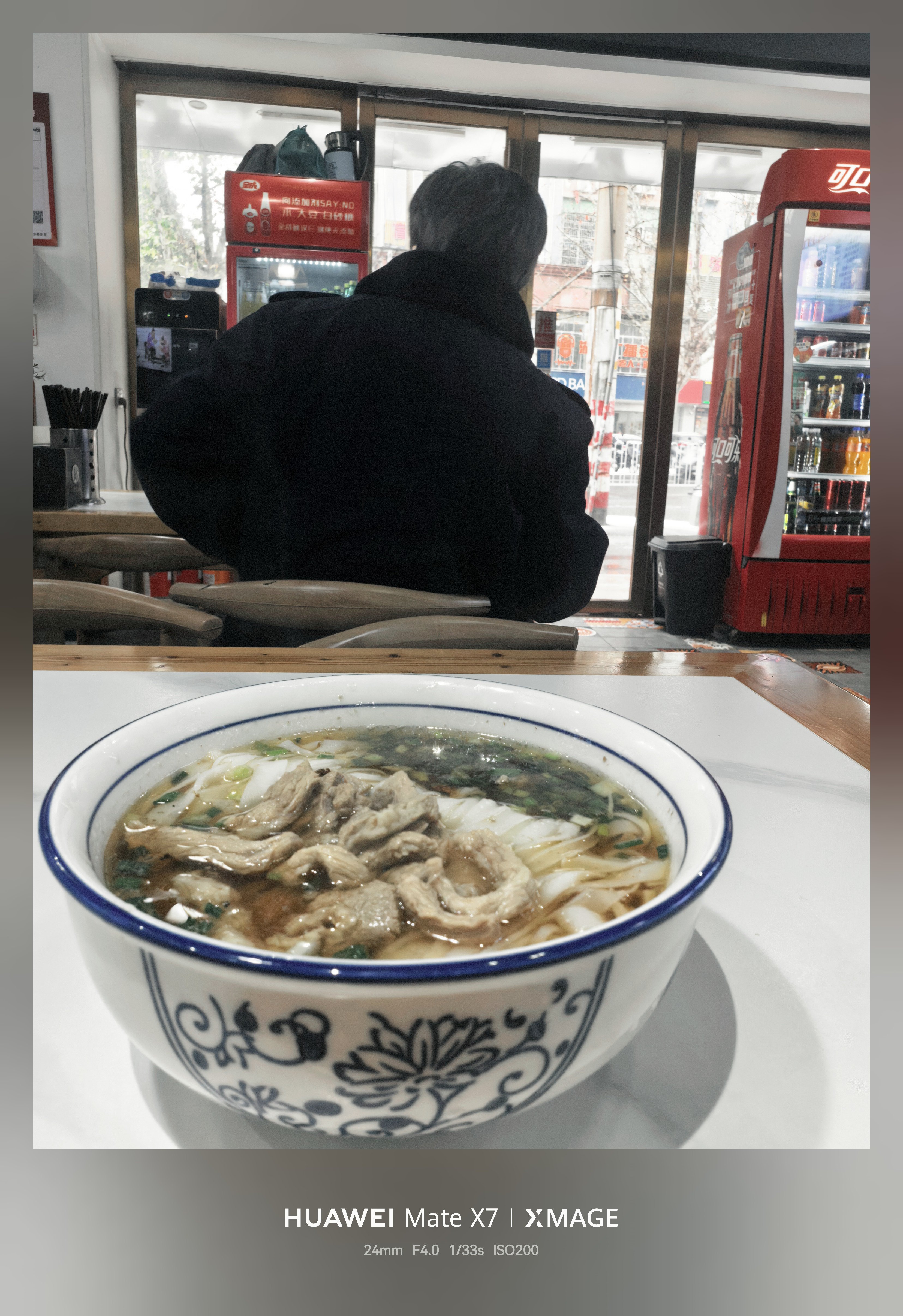 有时候感觉自己很容易被一瞬间的一个场景打动就比如说在下雪天来嗦粉。下雪啦日常碎片