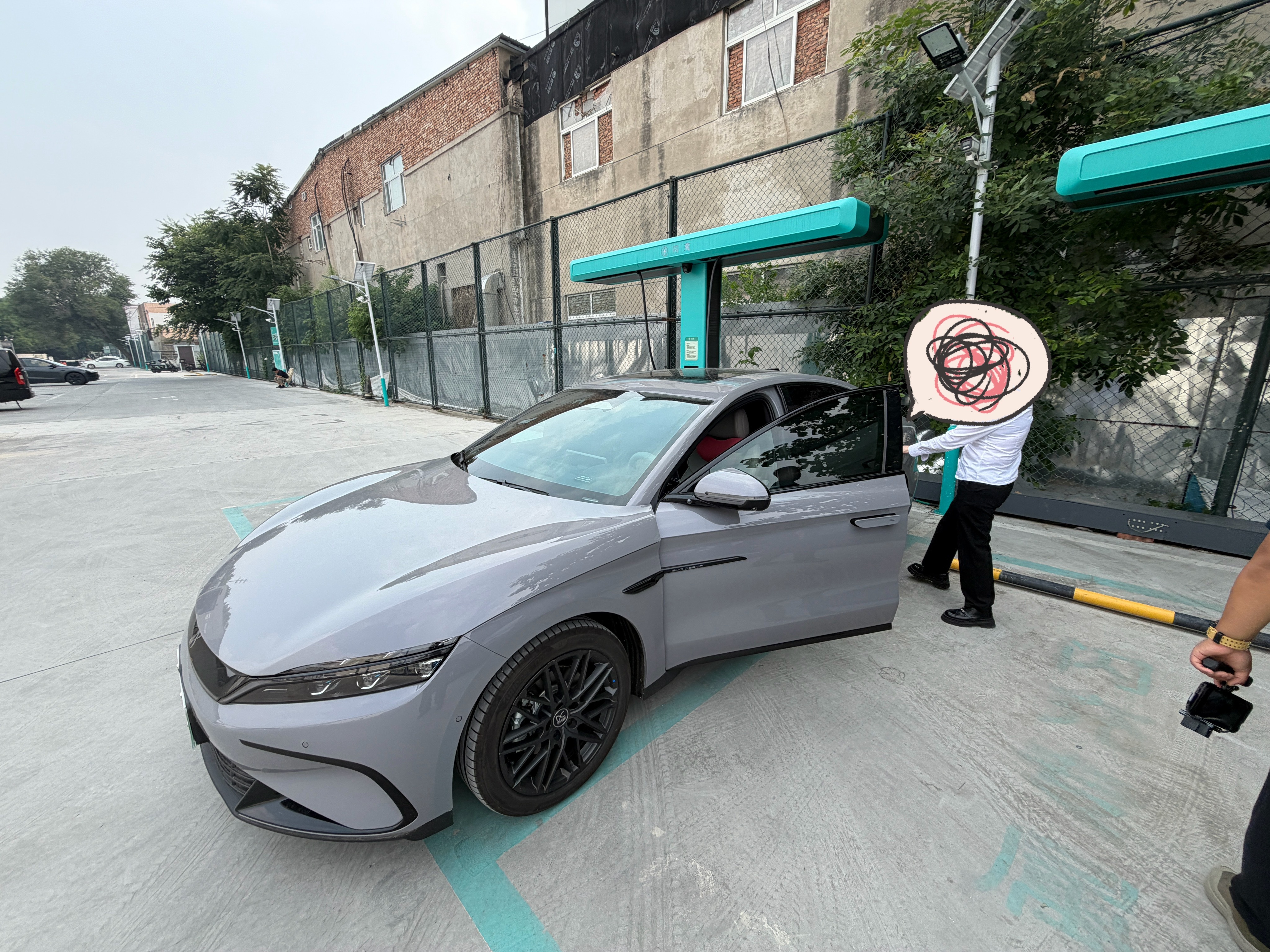 刚才看见个大姐来闪充充电充完了说啥不走要原地等五分钟说得给电池散热完才能走WTF