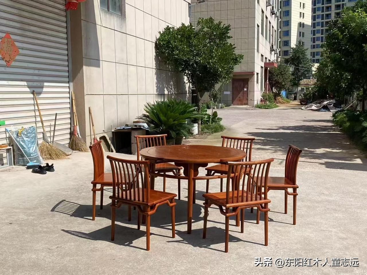 梅花状1米26圆桌➕6椅，就一套[玫瑰]

大果紫檀材质，纯缅甸老料制作，精磨烫