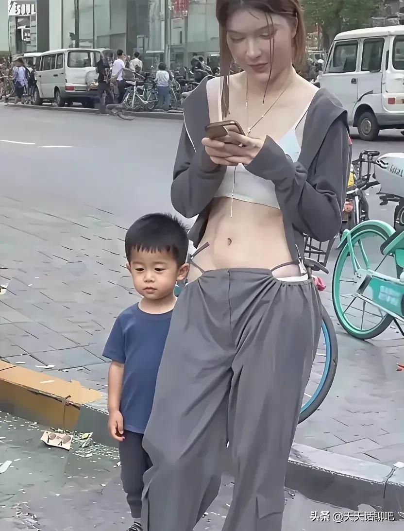 这应该是母子二人吧，
看母亲的穿着有点不合时宜吧，
应该给孩子树立一个榜样。母子