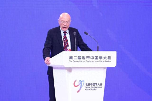不是中国 “抢”，是旧秩序扛不住！80 岁学者点破乱局，中国步走对了
 
清华大