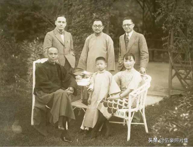 1927年，蒋介石、宋美龄婚前与孔祥熙、孔令杰等人合影。1927年9月29日，蒋