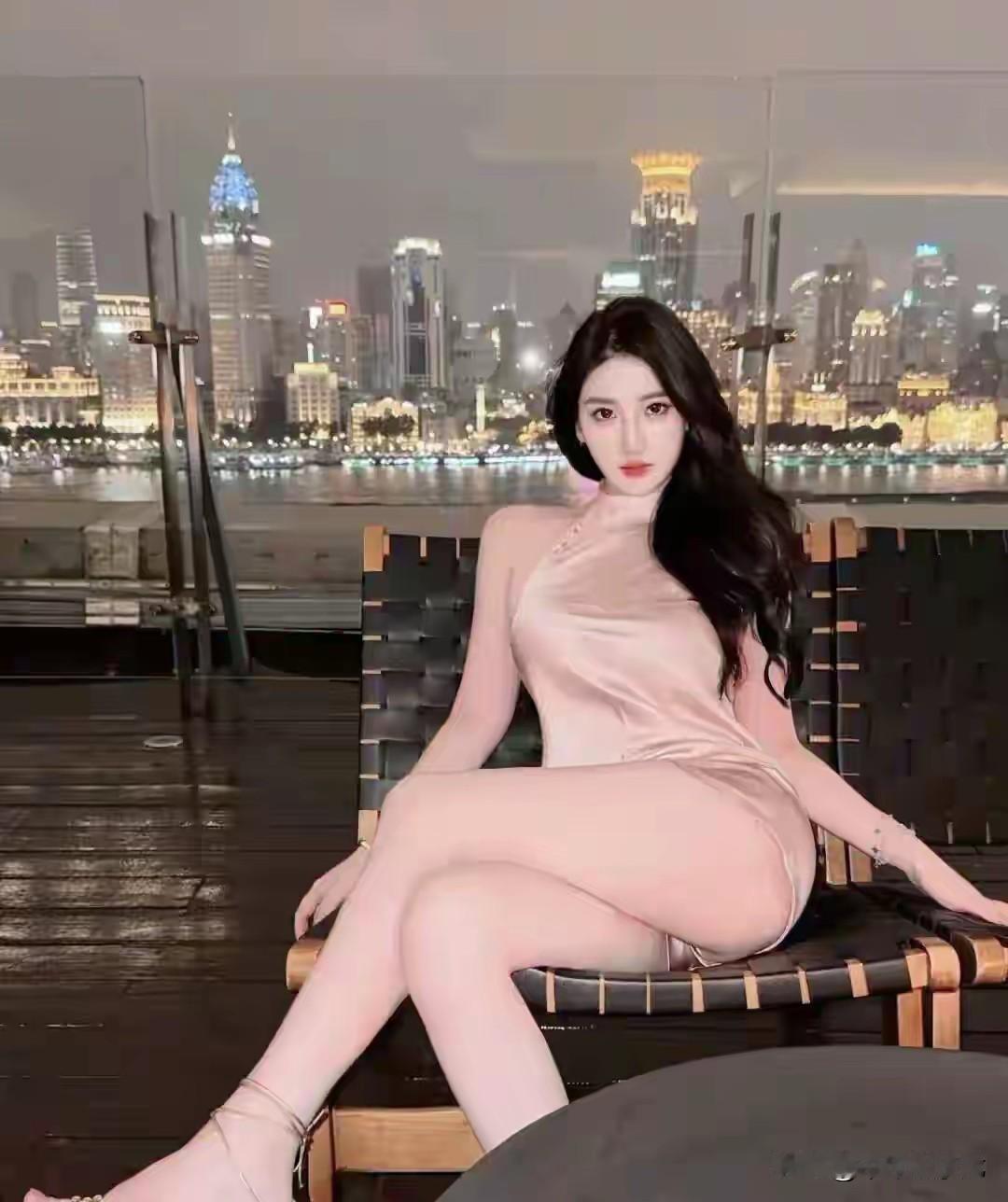 林涵夏身材比例太绝了！完美曲线配精致五官，太让人心动了
 
黄浦江的夜景在身后铺