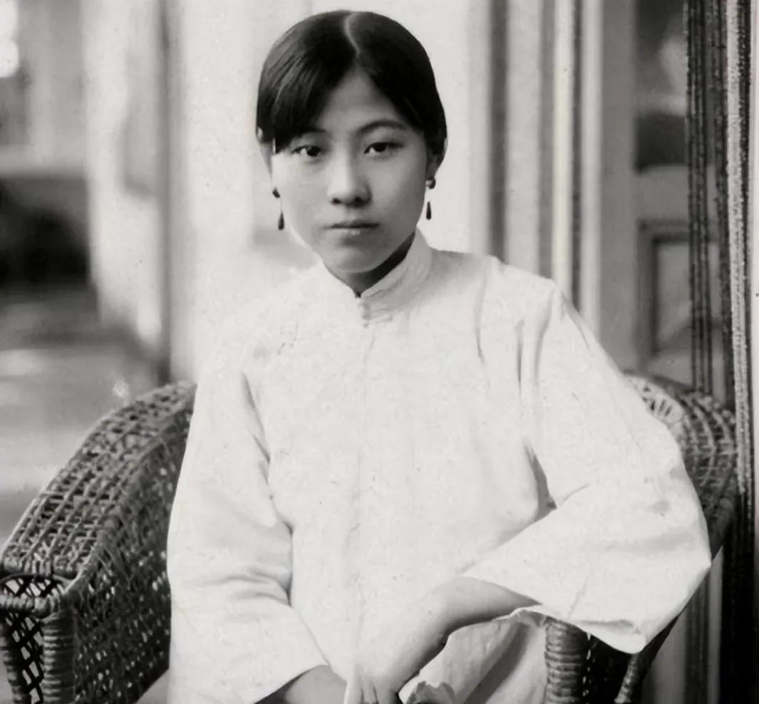 1917年，40岁军阀王德庆病逝。临终前，他偷偷留给17岁小妾30万大洋，嘱咐小
