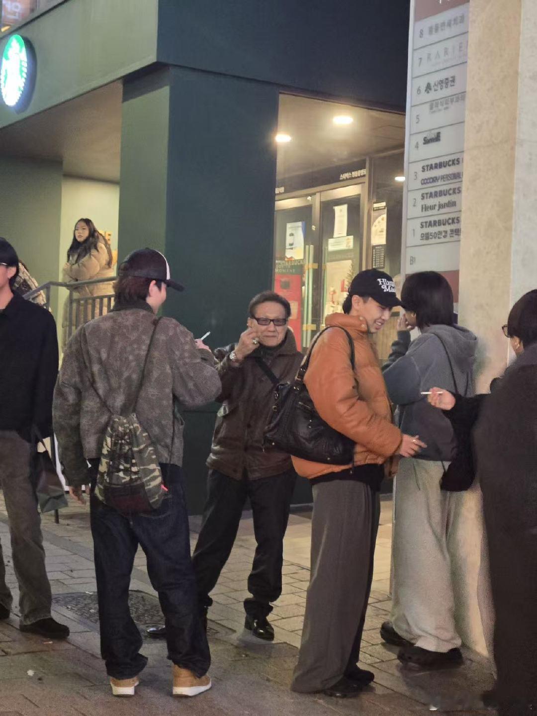 明洞偶遇成龙韩国明洞偶遇成龙，如此近距离看成龙大哥，羡慕啊啊啊啊韩国明洞偶遇成龙