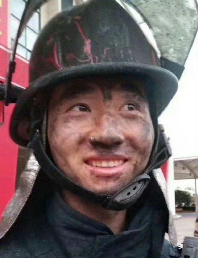 这张最美“烟熏妆”，看了让人心疼！