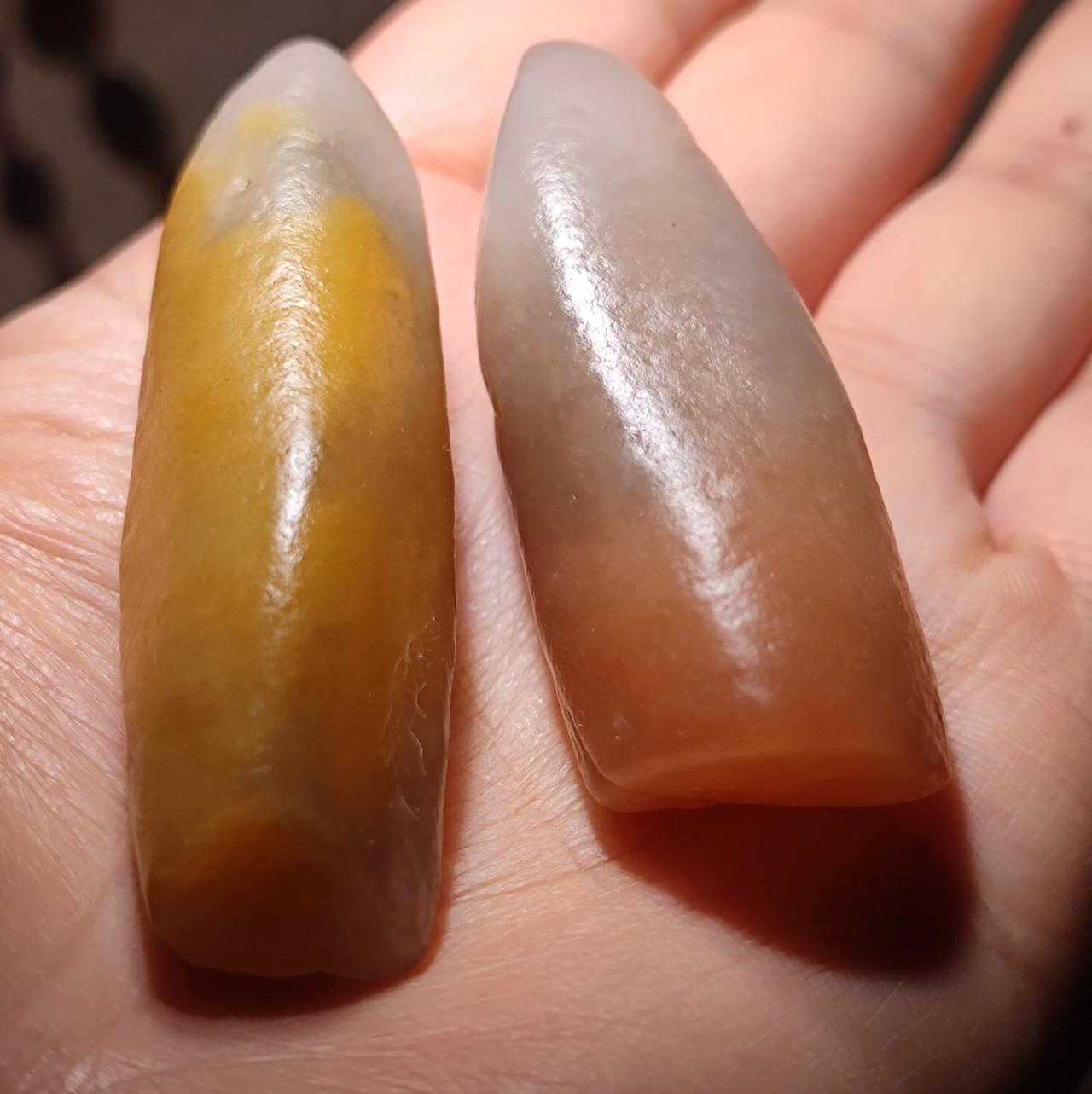 新疆金丝玉彩玉原石~两块像子弹头形状的金丝玉彩玉原石，红色的收于2024年刚开始
