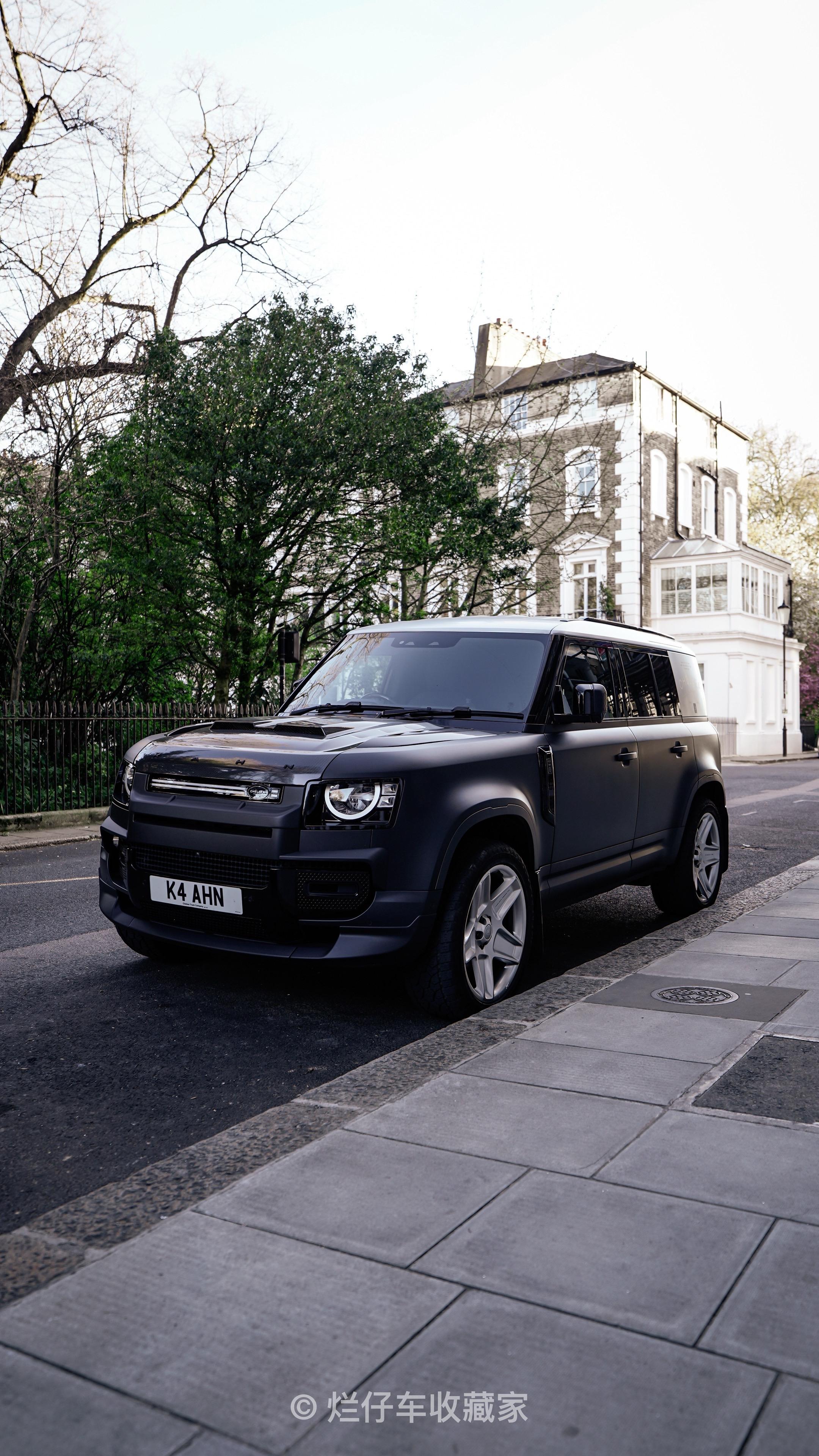 🇬🇧伦敦切尔西老钱区的路虎卫士。双拼色，隆起打孔碳纤维机盖，五星轮...