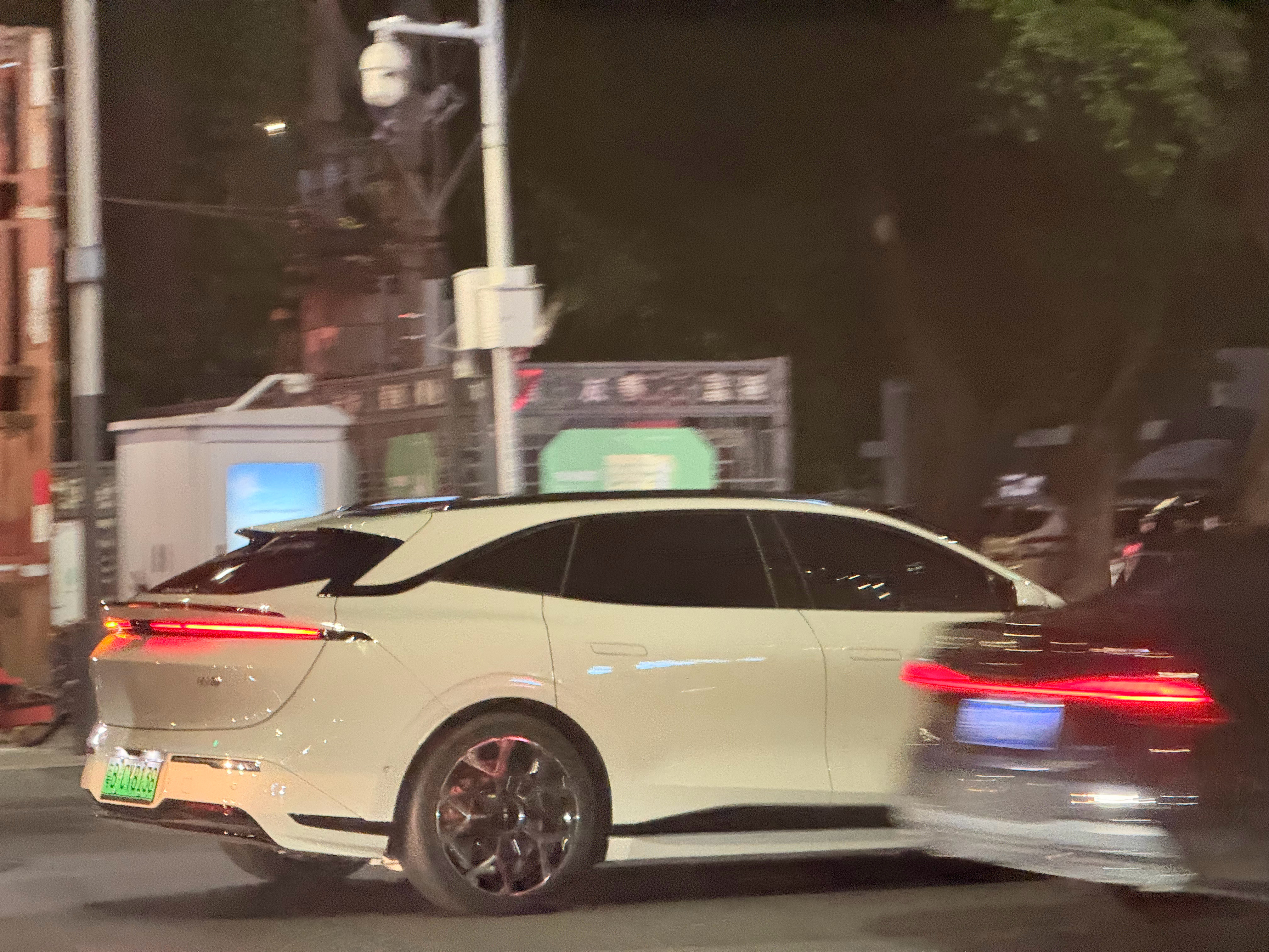 车流中一眼就见到007GT帅是真的帅！大v聊车新能源汽车﻿ ﻿  ​​​