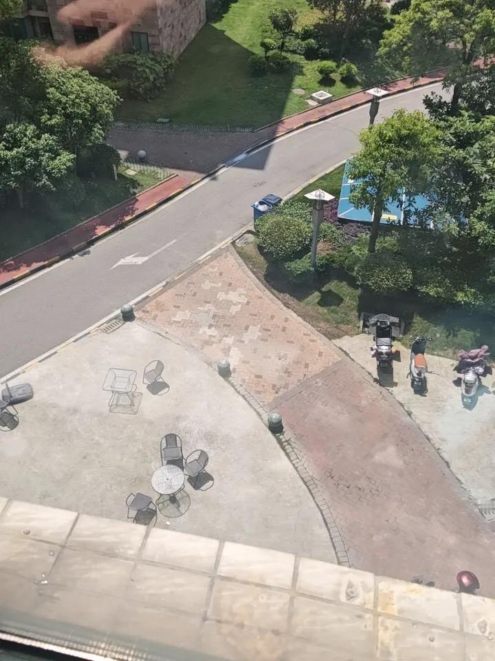 骨折后最难熬的是什么?就是要躺在床上，干什么都要人扶着，不能自由的行动