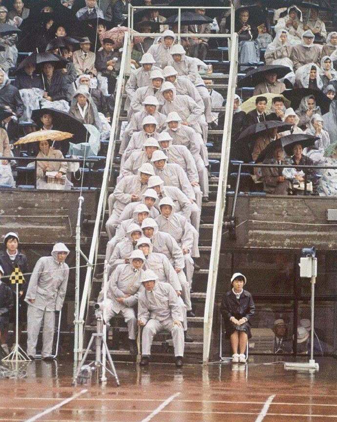 1964年，东京奥运会，由于没有高速摄影机技术，跑步比赛需要22名观察员来确认最