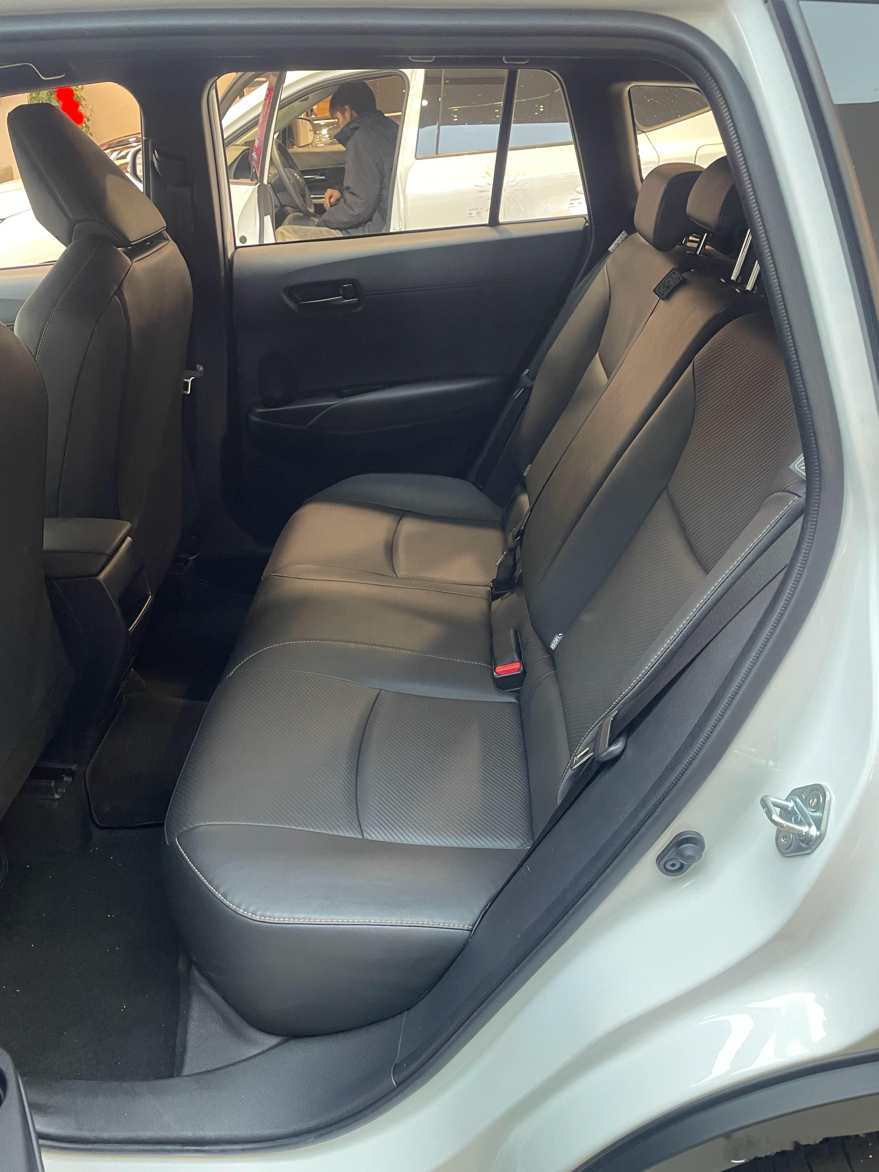 锋兰达的后排就不滑，感觉丰田这几辆suv无论大小座椅舒适性都是差不多水平的