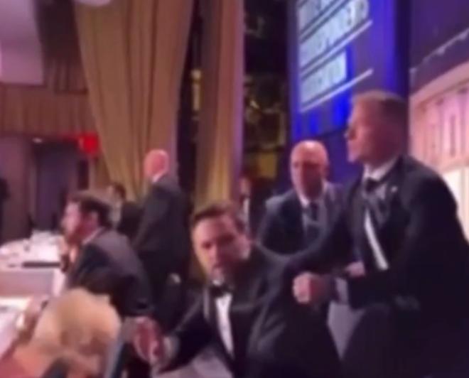 白宫晚宴枪响之后，副总统万斯居然先跑了，关键时刻也不招呼特朗普一声。视频显示，安