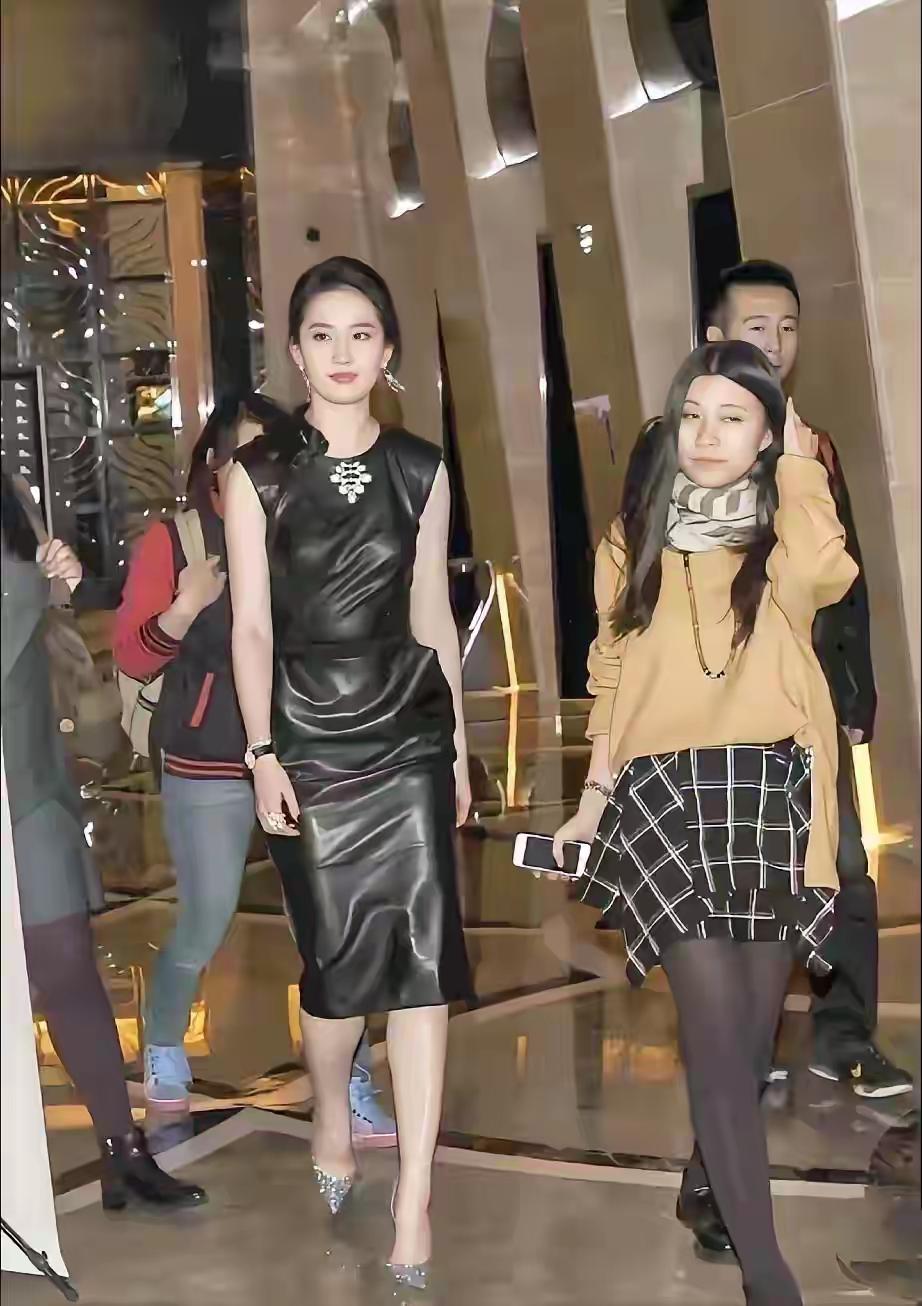 刘亦菲气场盖过他人，足够有1米78的身高！是他人抬头仰望的存在，身材、颜值、气质