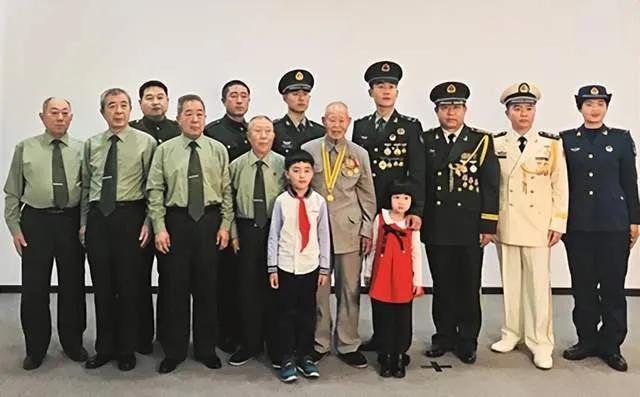 被誉为《最美全家福》抗战老兵董成森一家四代18位军人。董家家训：“铁心跟党走，报