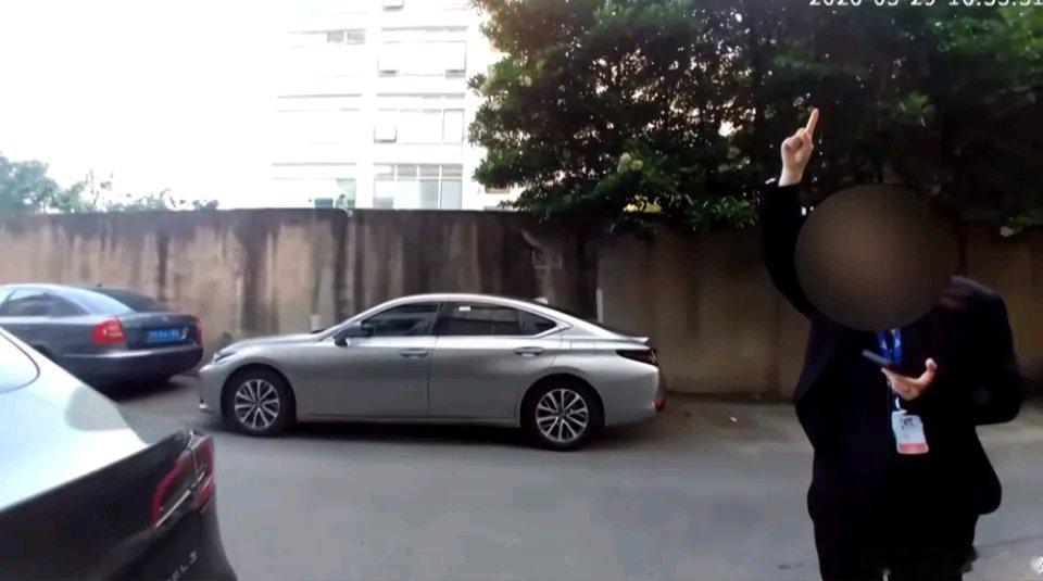 上海这起特斯拉车内30万现金被盗案太牛了！车主董女士住5楼，手机信号让车没落锁，