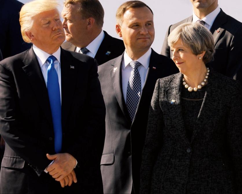 特朗普和特雷莎梅两人的表情挺有特点啊！
特朗普在闭着眼思考什么呢？
特雷莎梅看向