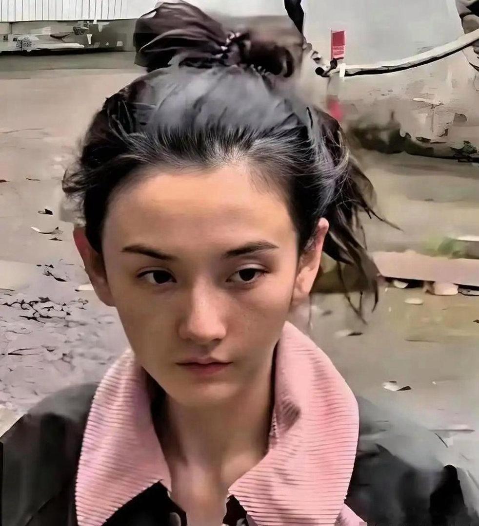 宋祖儿现身横店被路人抓拍，据传已有十个月没沾主食，画面里的她瘦削得近乎脱相，一脸