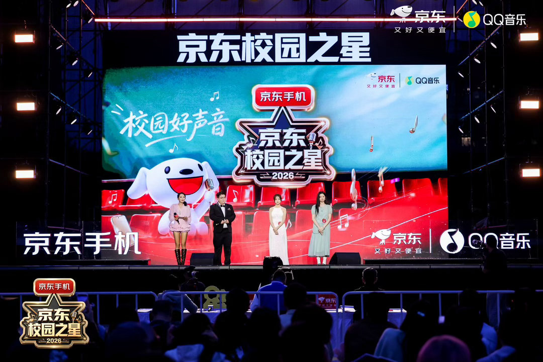 京东校园之星选手唱我的太阳操场迷彩少年变身舞台唱将！张铁鑫来到京东校园之星南京赛