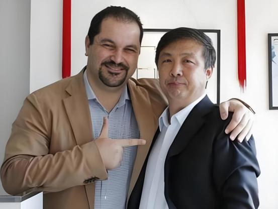 “中国现在向美国投降还来得及！再晚就要‘跪着’了。”几年前，中国专家马臣曾公开宣