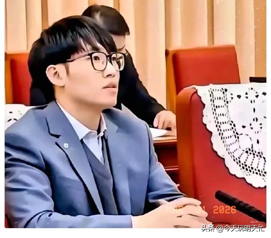 满屏的“抓住梁文锋，还我血汗钱”，真不是股民输不起。

咱们账户天天缩水，人家的