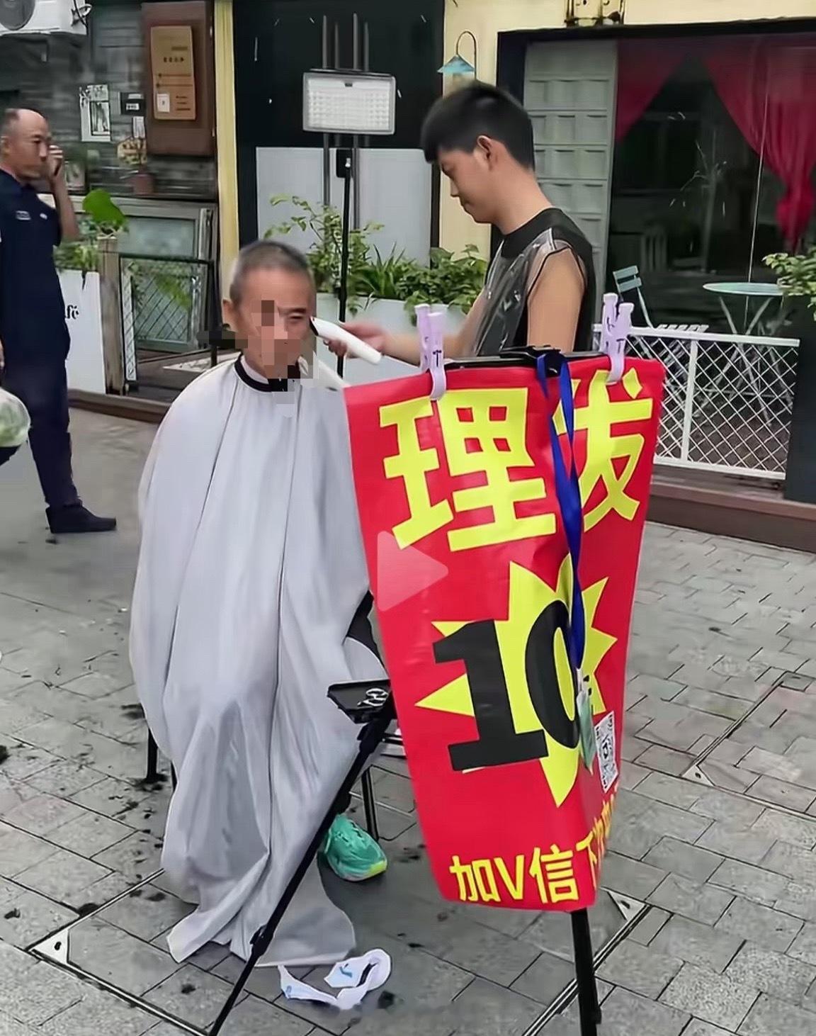 10元剪发排长队年轻人占一半冬天的北方有点冷了不然路边10元剪头生意很好话说大家
