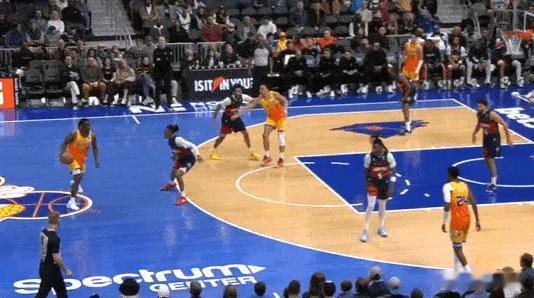 新秀沃特金斯被奇才转正！多镜头解析其本赛季攻防表现123456米德尔顿左翼持球，