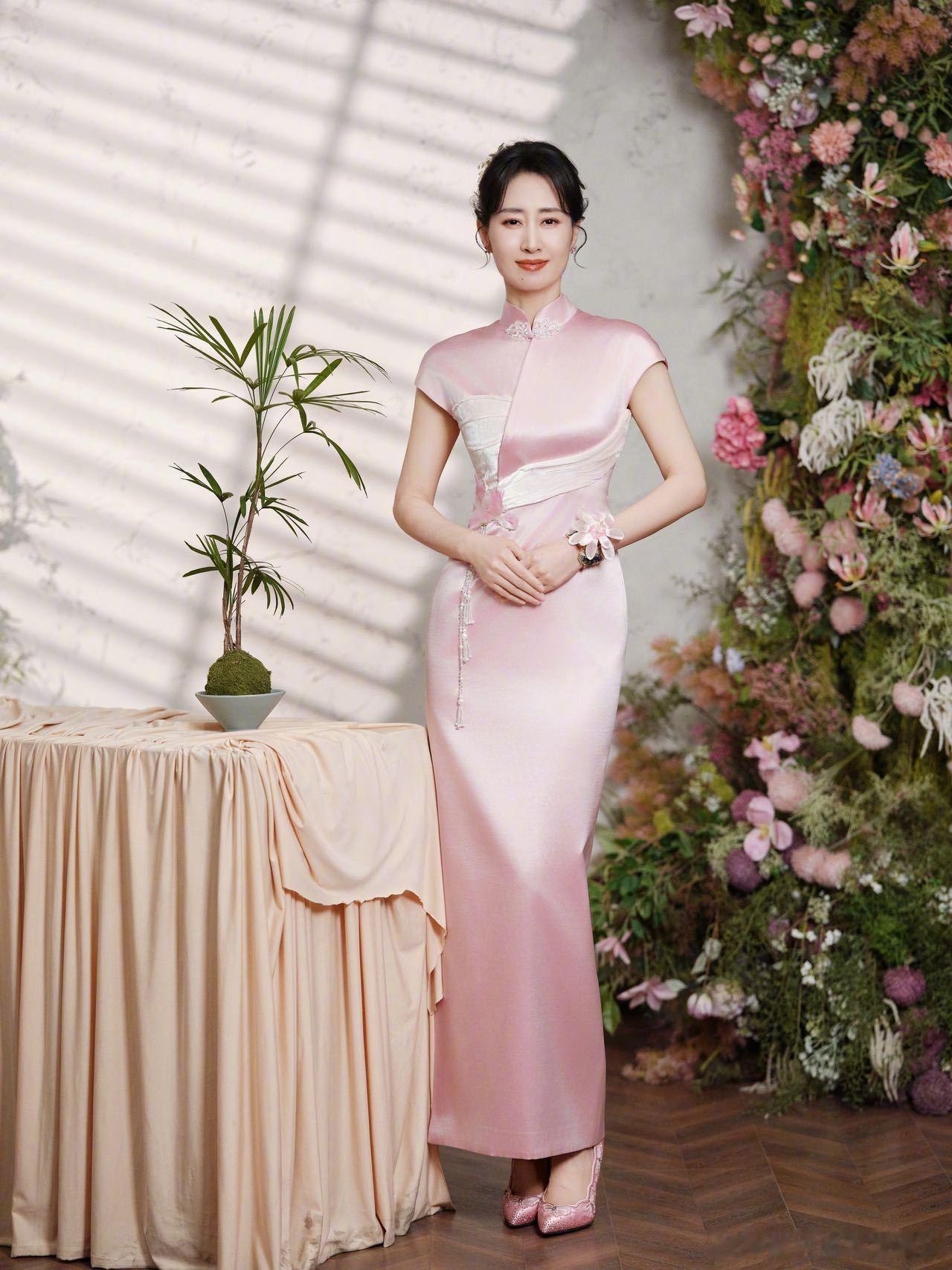 刘敏涛穿家乡非遗上春晚 气质与底蕴并存！刘敏涛春晚造型融合双重非遗，烟台绒绣腕花