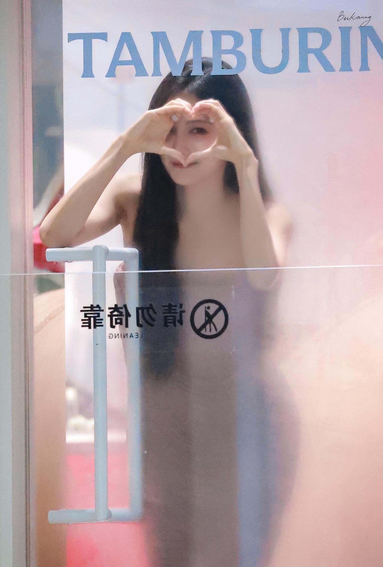 李一桐隔着玻璃给粉丝比心，穿淡紫色抹胸裙的香水女人。 ​​​