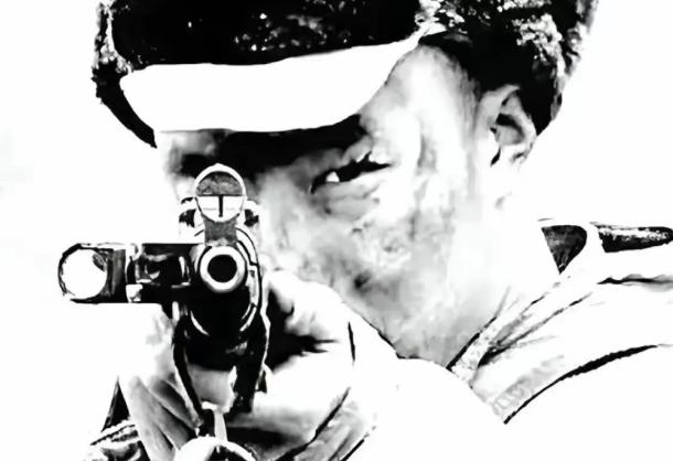 1953年，一位美国顶尖狙击手击中了一名志愿军战士，那人应声倒地，坠入战壕，然而