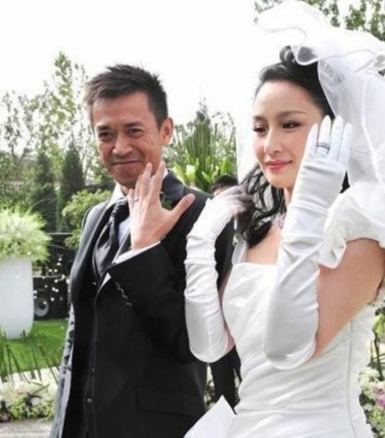 2009年，38岁的王学兵娶了31岁的美女孙宁。结婚时，孙宁又买房又办婚宴。结果