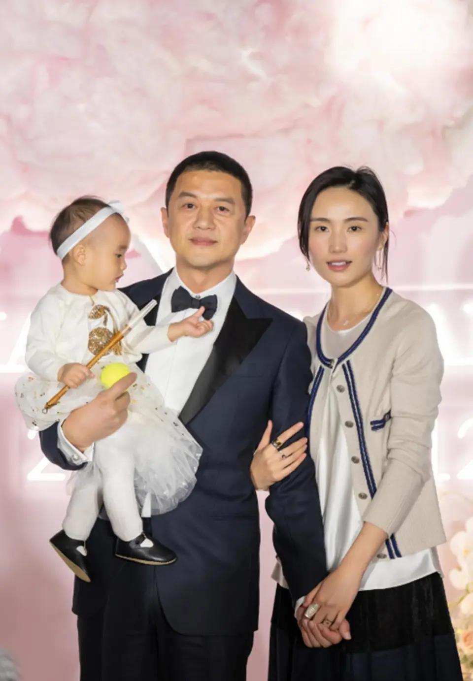 李亚鹏离婚了，没闹剧，没撕逼，连热搜都懒得上。
9月25号，大理民政局悄悄办完手