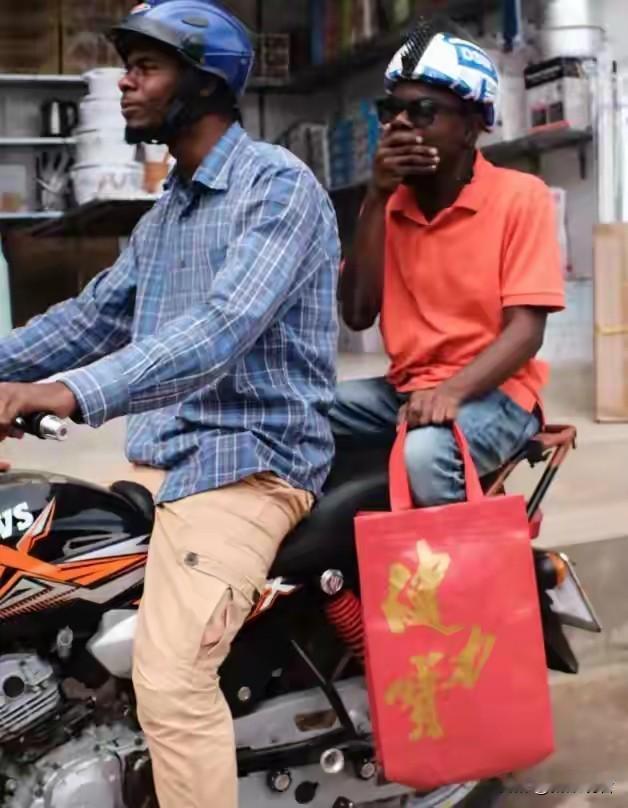 谁能想到？我们随手扔掉的外卖打包袋居然成了非洲顶流时尚单品！在非洲成了刚需+潮流