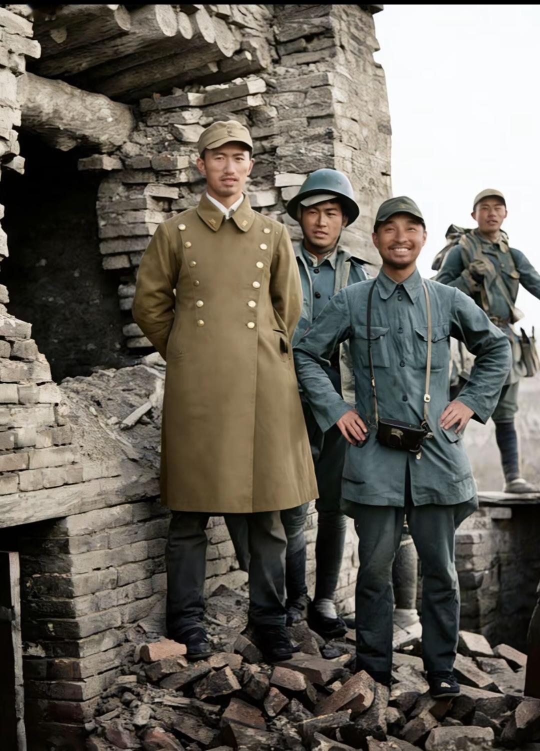 李云龙眼中比天王老子还厉害的人！

右一就是传说中的人物，还是那么的爱笑，李云龙