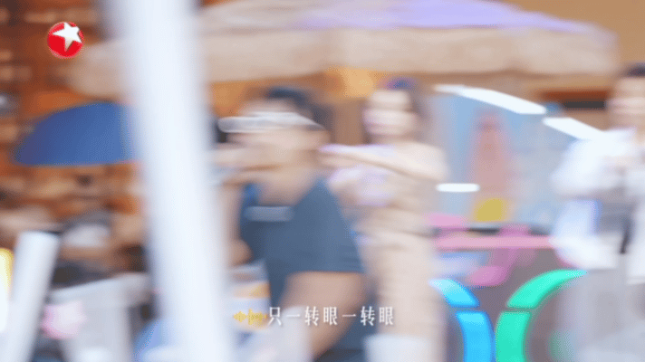 海风、星光、音乐，和一颗颗随之舞动的心💫。火星电台的《ZOO》像是快乐的开关，