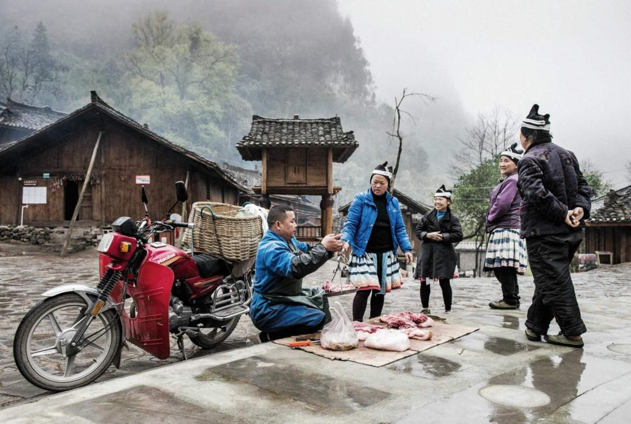 泪目！6 名退休老师去贵州旅游，突遇大雨，在一农户家躲雨，主人家做了 9 菜 1