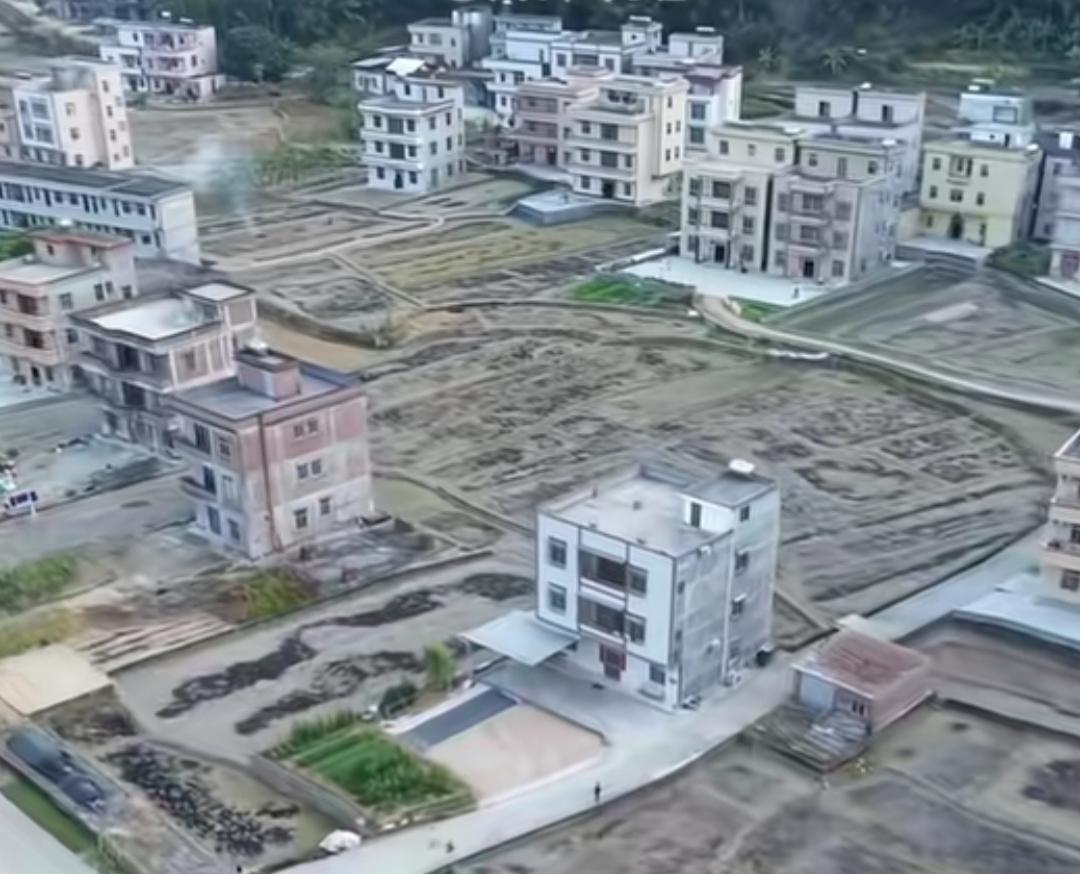 别再误以为祖传宅基地，可以直接一代代继承了。
很多农村家庭都踩过这个大坑，等到老