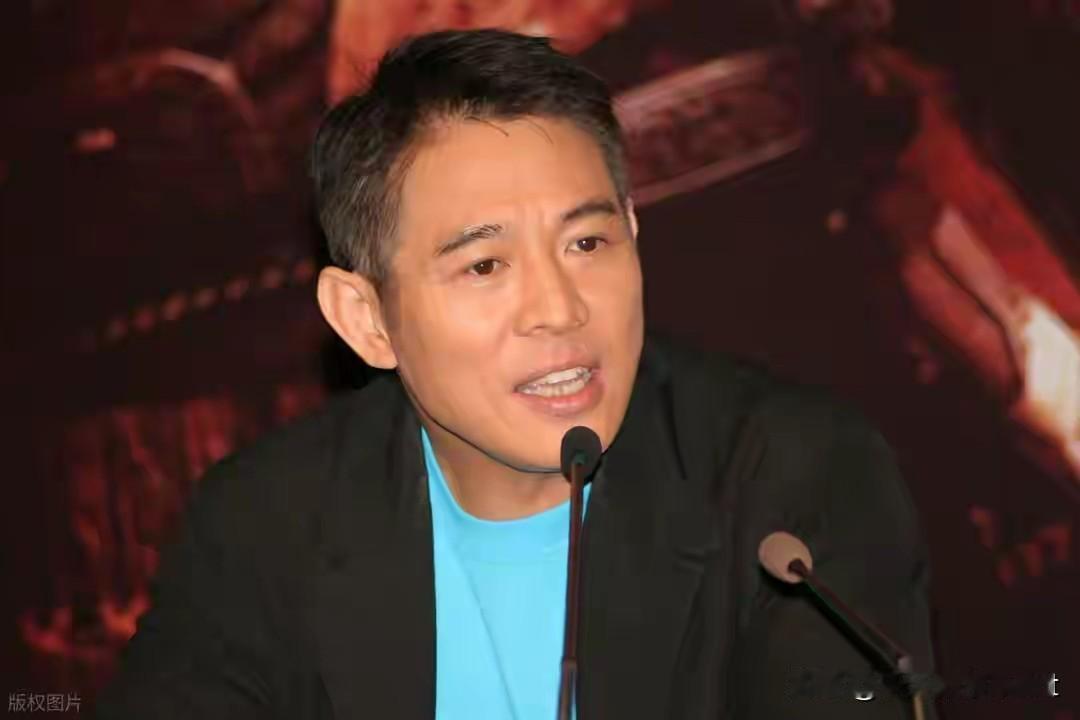 硬核打脸！62岁李连杰脱衣晒无疤上身，泳池戏水破“换心脏”谣言，网友：这才是体面