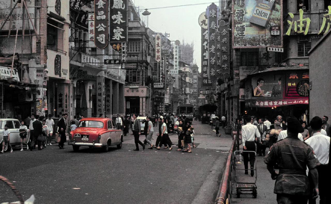 皇后大道中与租庇利街交界处，香港，1965年摄。 ​​​