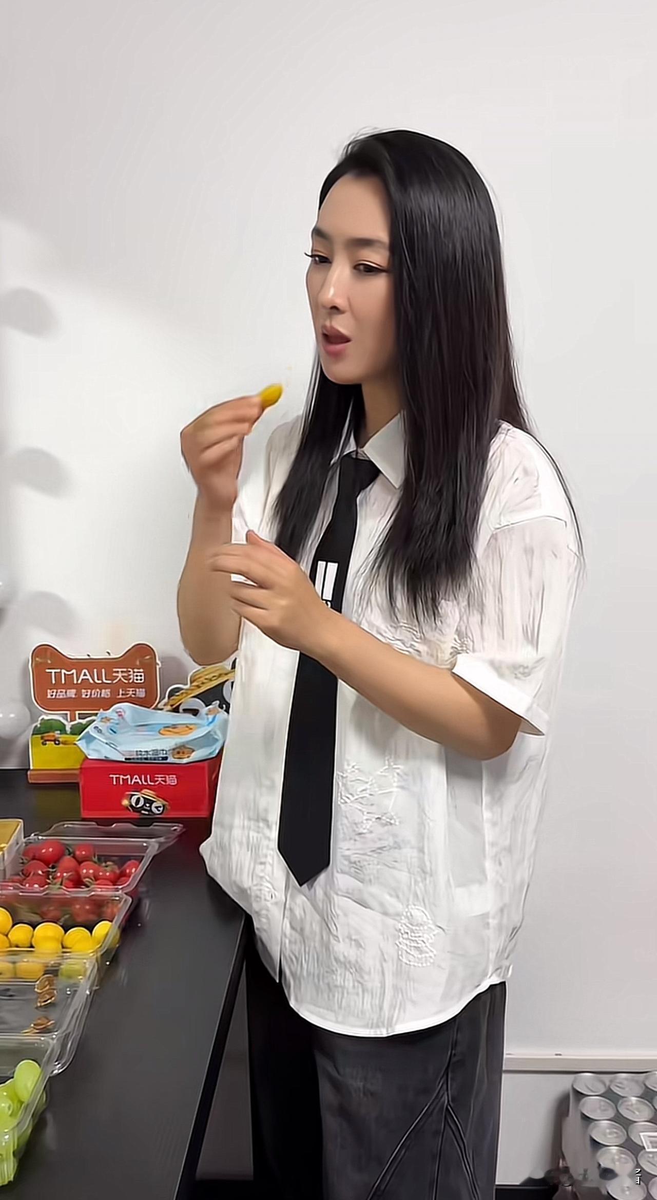 马苏，引发热议。

8月1日，45岁的马苏，冲上热搜，这一次，不是脱单结婚了，而