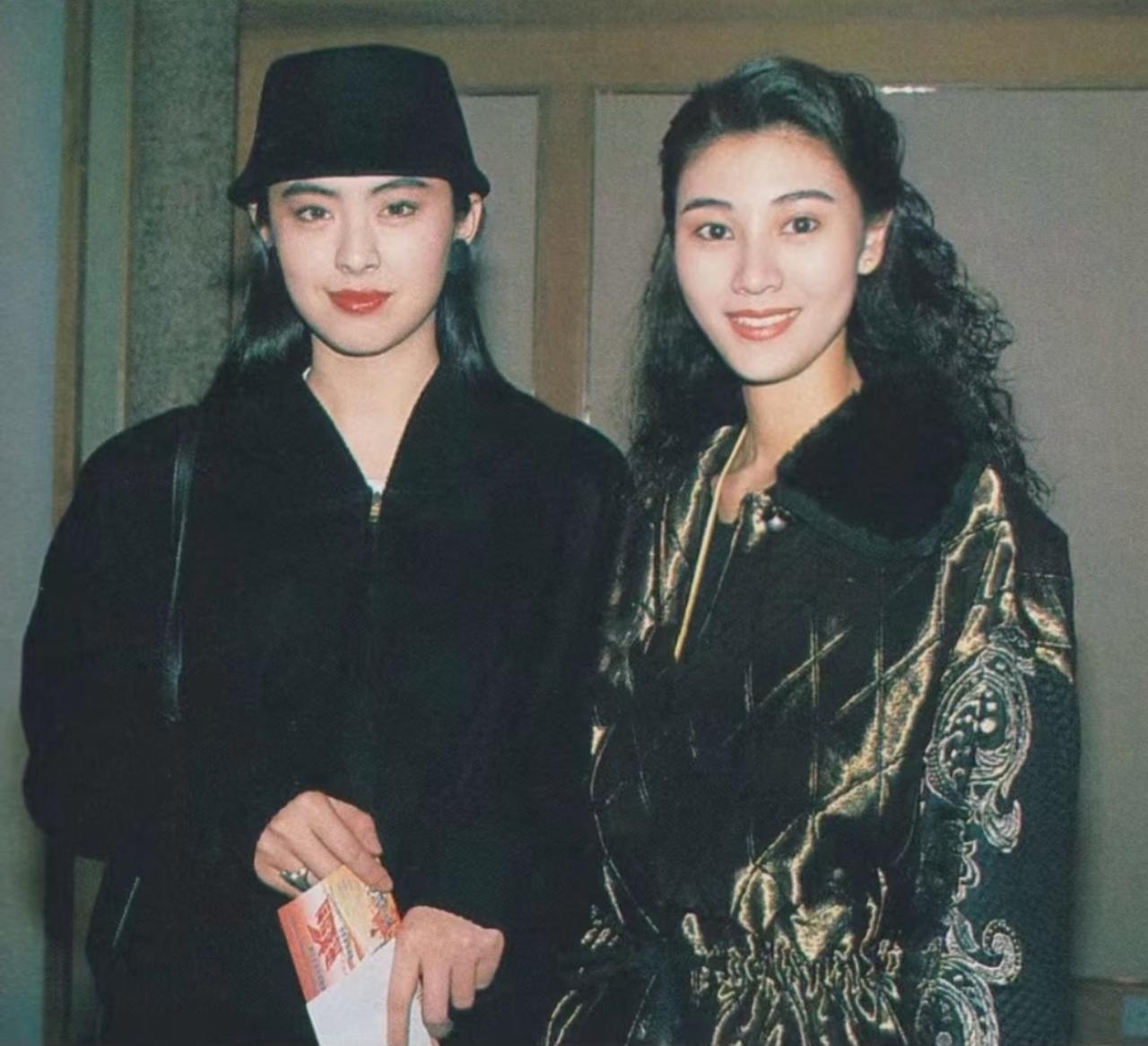 90年代初，王祖贤与李嘉欣的一张合影，两人一起参加活动时的样子。

王祖贤比李嘉