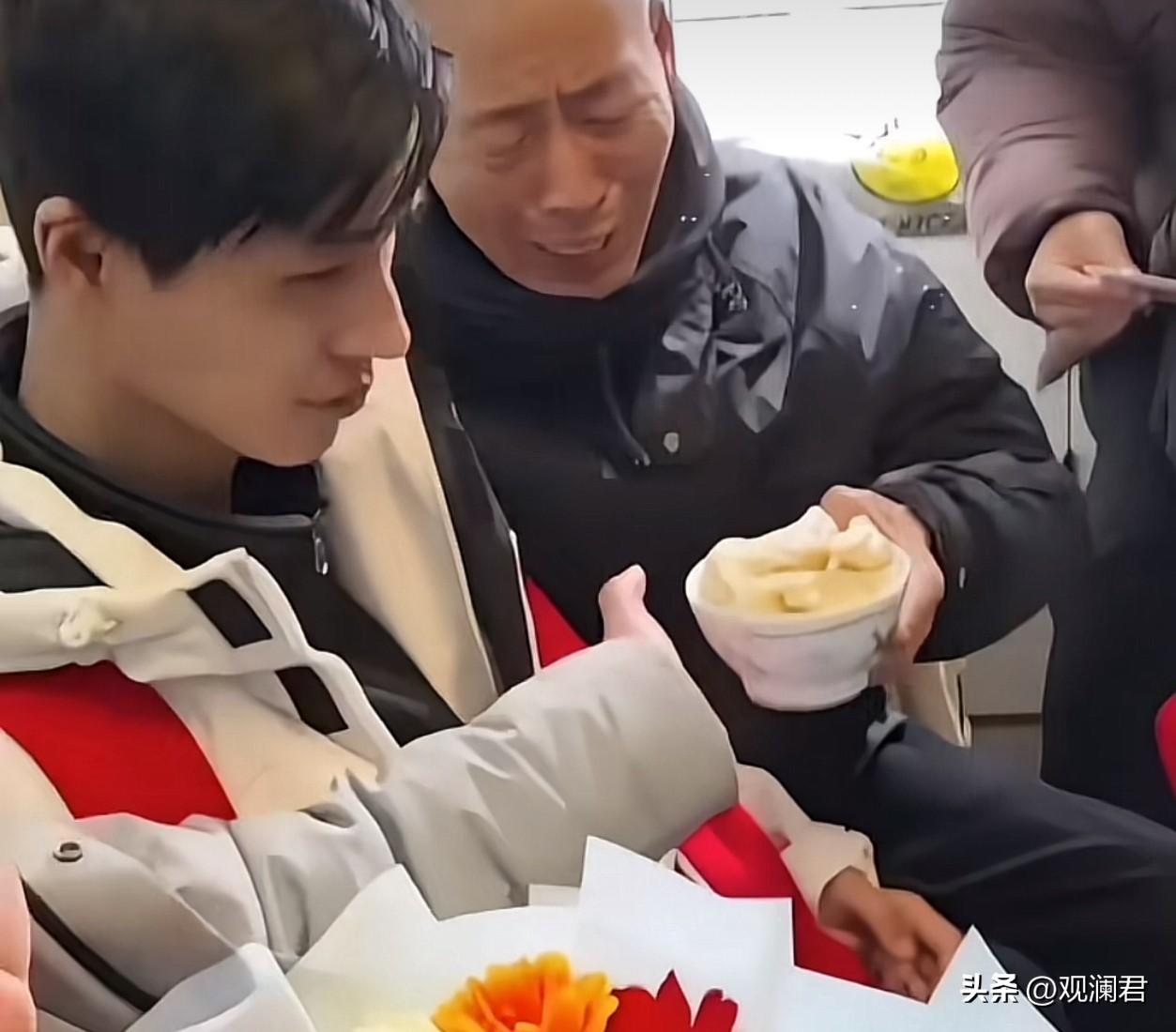 宝贝回家，25岁的张云鹏回家，父亲亲自喂饺子。
张云鹏这25年太不容易了——4岁