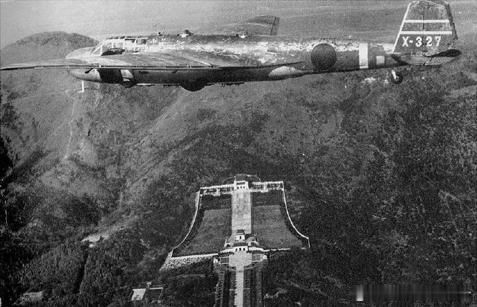 1937年，日军轰炸机从南京中山陵上空飞过 