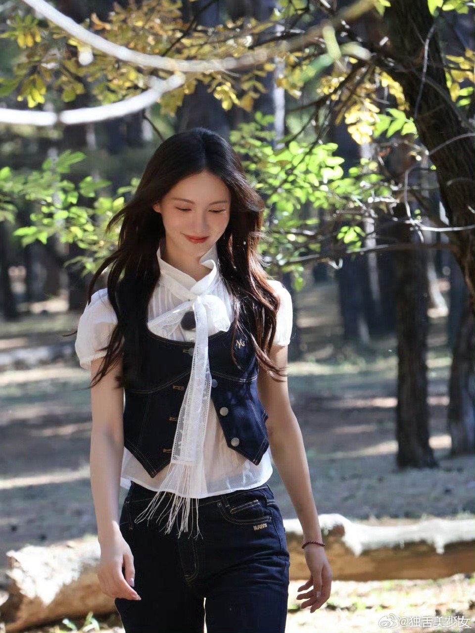 金晨怼脸拍美成啥了金晨在节目里也太会了！怼脸拍美到犯规，阳光加持下又甜又撩，还自