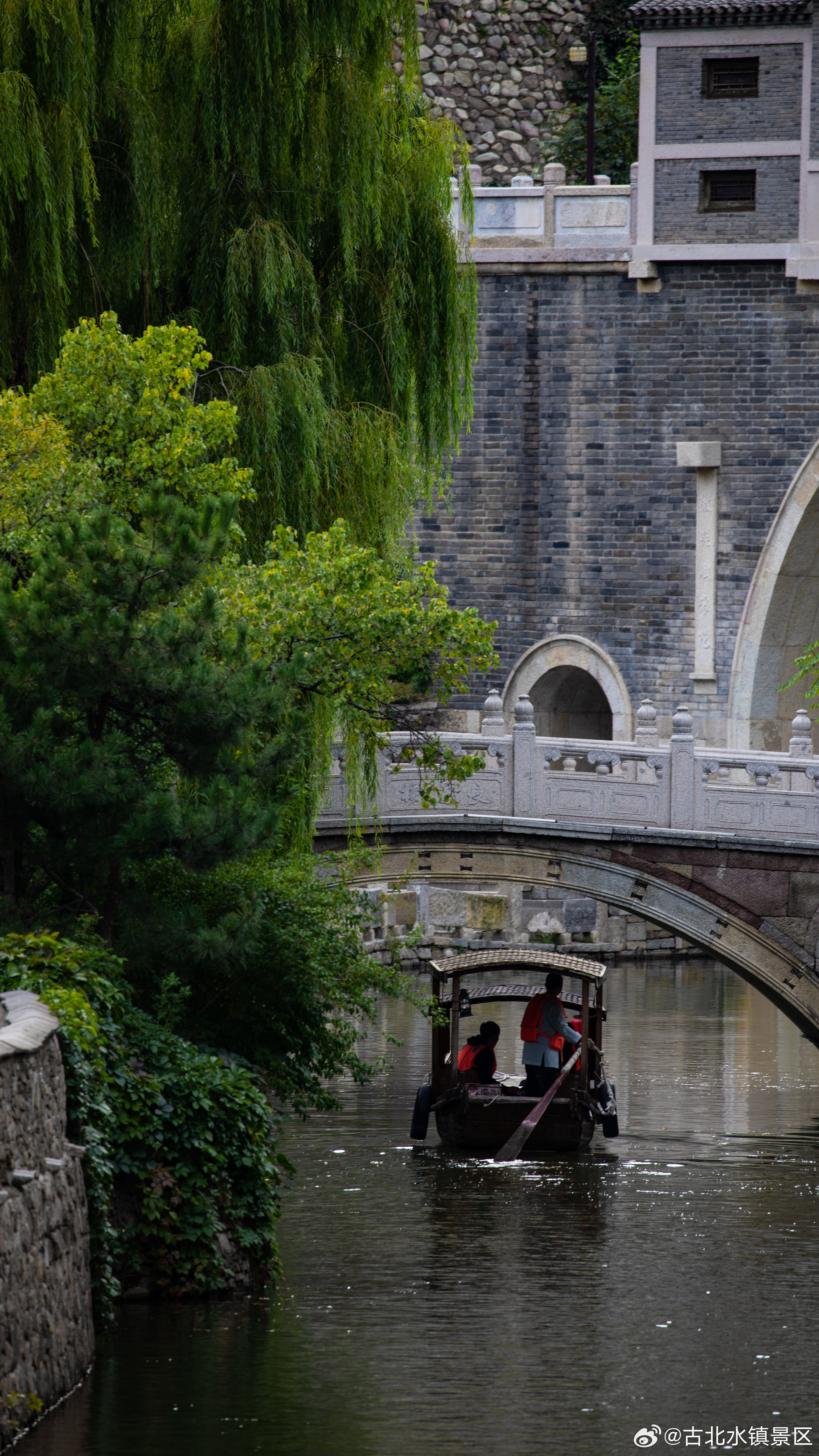 #白露# 至，秋意浓，正是出游好光景，来#古北水镇# 赏斑斓秋景，品水乡风情。#