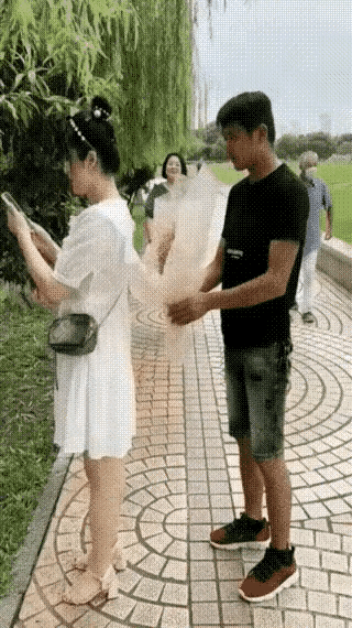 小伙子，姜还是老的辣，还是大姐知道女孩的心！[赞]