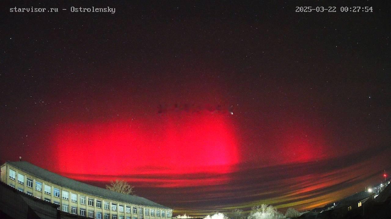 极光暴爆发欧洲中高纬度地区天色足够暗时立即查看天空红色极光已经出现。 ​​​